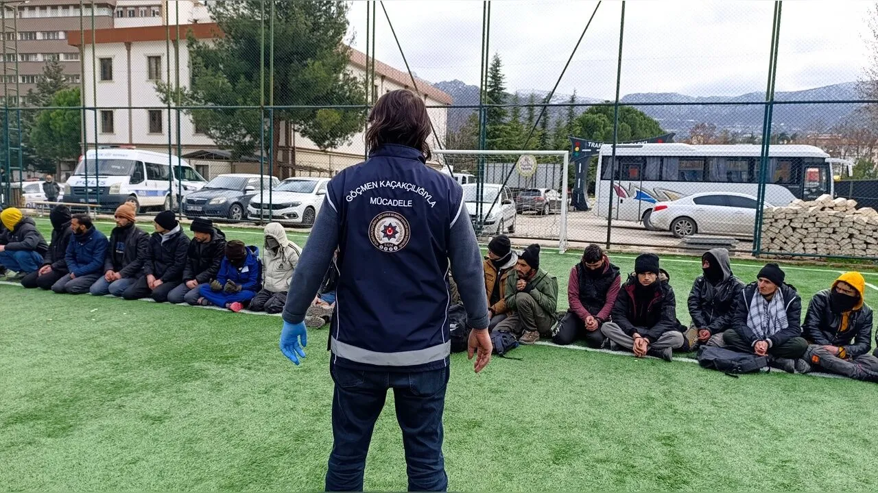 Genç Gazete Kauçuk Yüklü Tır Kaçak Göçmen