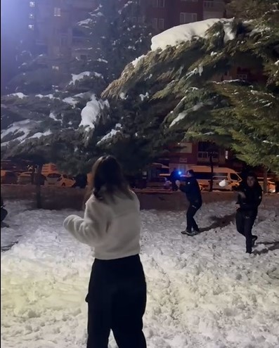 Gencgazete Polislerin Gençleri Kartopu Ile Vurması (1)-1