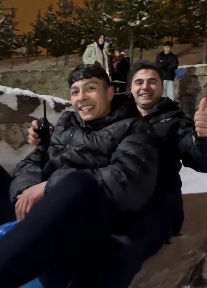 Gencgazete Polislerin Gençleri Kartopu Ile Vurması (2)