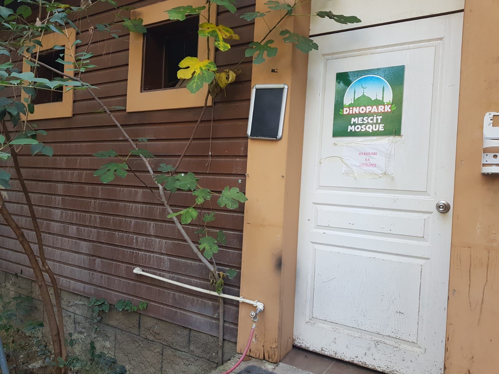 Gencgazete Tuvaleti Mescit Yapmışlar (3)