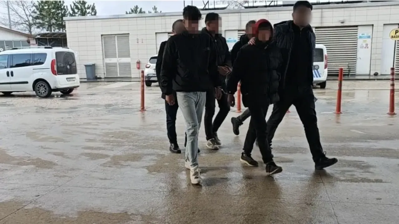 Inegolde Bir Sahsin Kacirilarak Iskenceye Maruz Kaldigi Iddiasiyla 4 Kisi Gozaltina Alindi Supheliler Emniyetteki Islemlerinin Ardindan Adliyeye Sevk Edildi 1