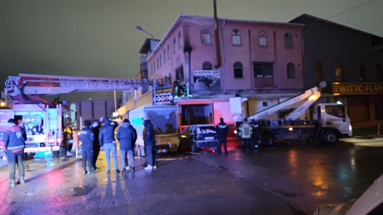 İnegöl'de Dönercinin Çatı Katında Yangın Çıktı! (2)