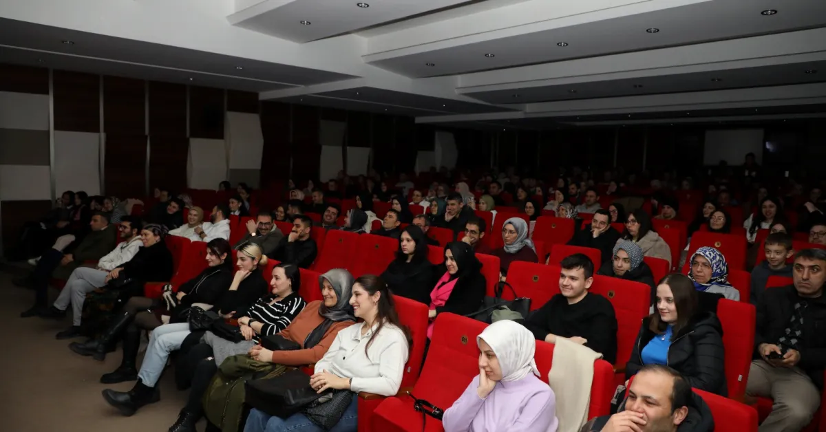 İnegöl’de “Hastalık Hastası” Tiyatrosu Sanatseverlerle Buluştu (6)