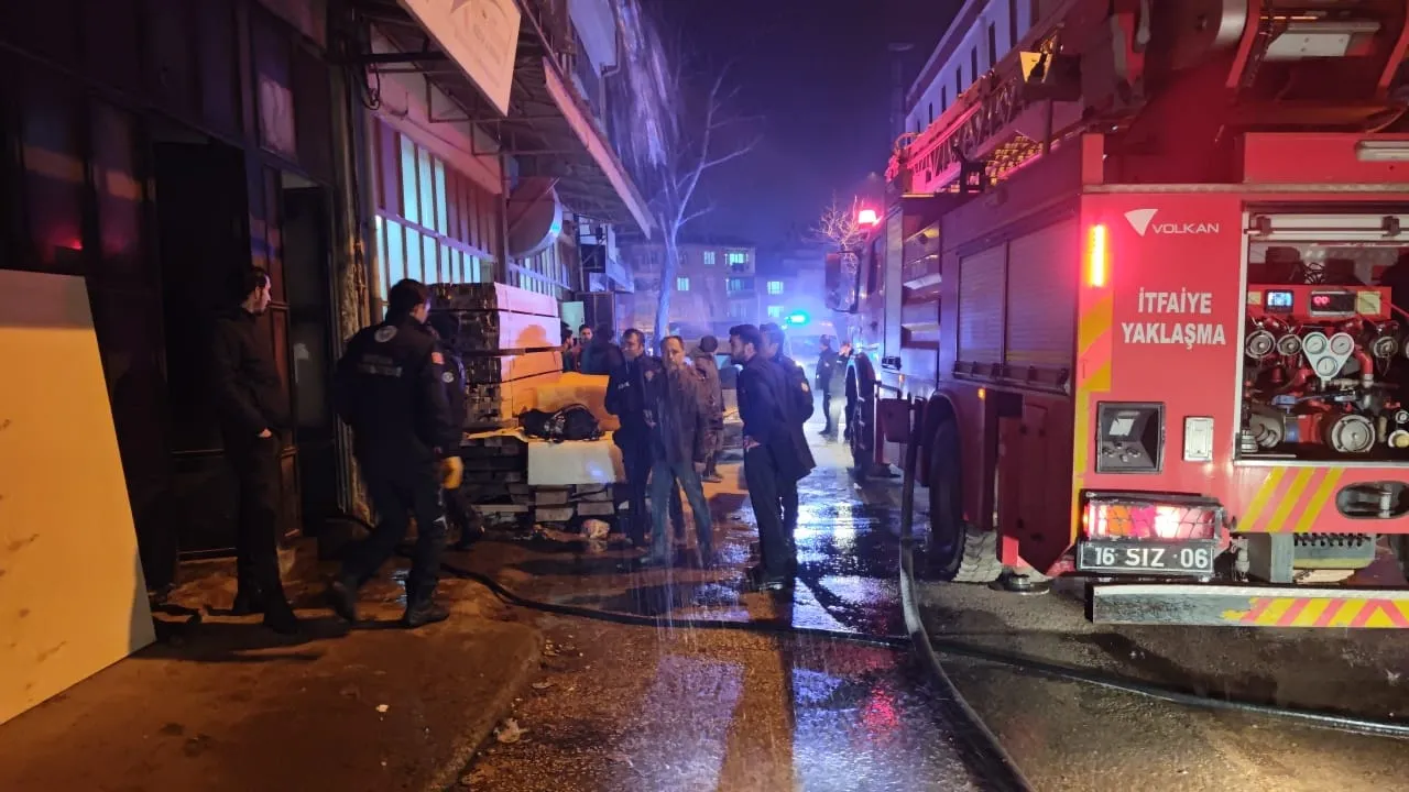 İnegöl'de Sobadan Sıçrayan Kıvılcım Yangın Çıkardı! (1)-1