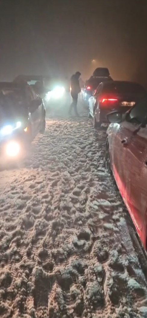 Kartepe Yolunda Yüzlerce Araç Mahsur Kaldı (1)