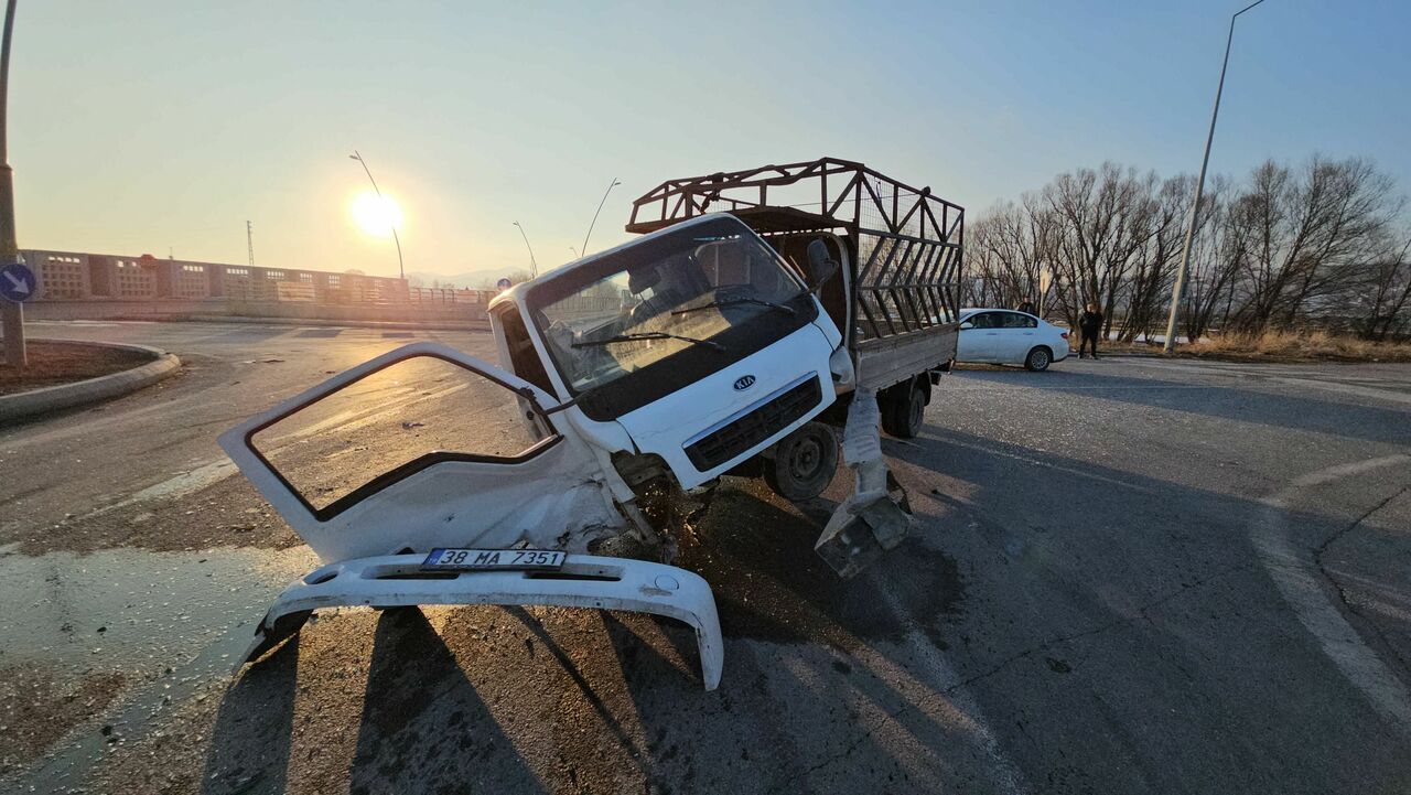 Kayseri'de Kamyonet Ile Sivil Polis Aracı Çarpıştı 1 Polis Ağır Yaralandı! (2)