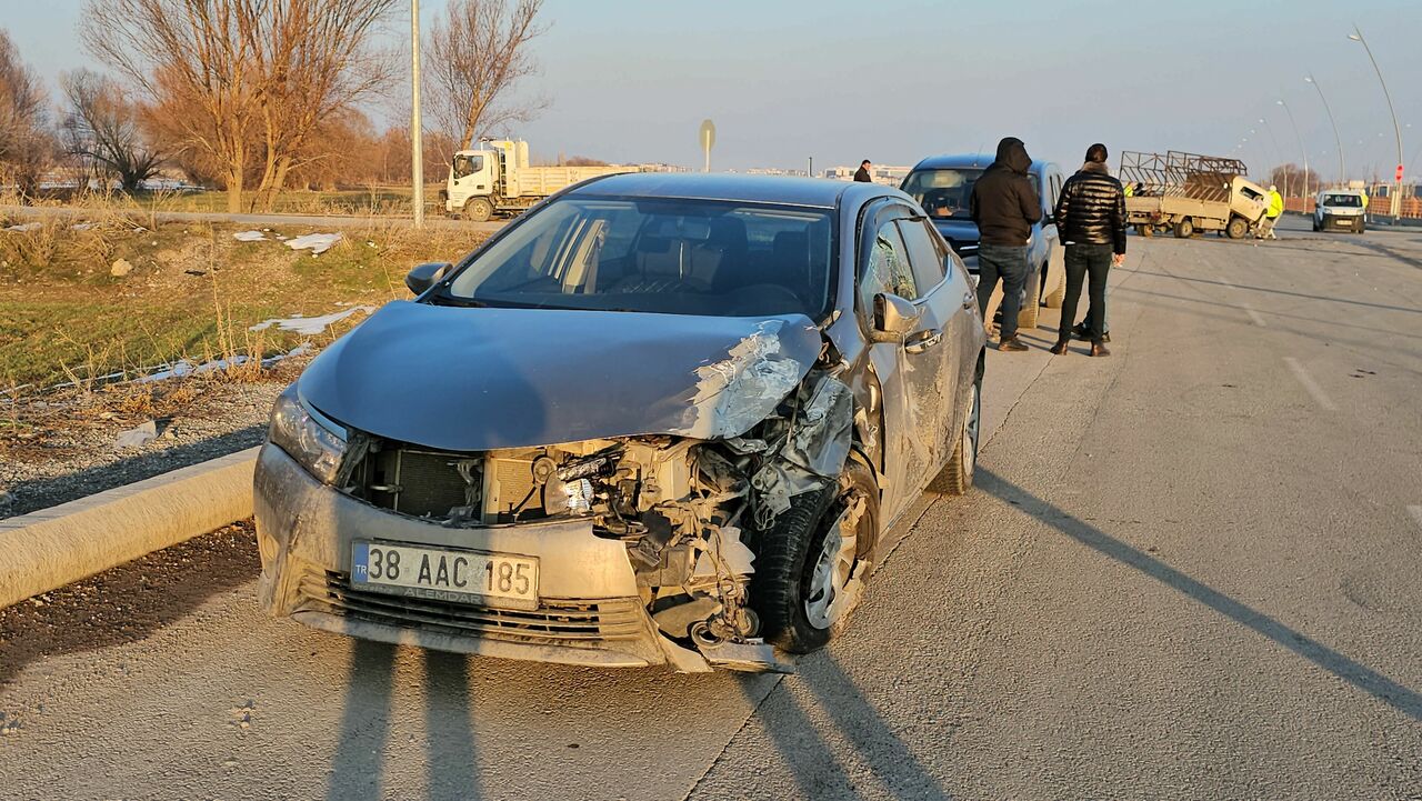 Kayseri'de Kamyonet Ile Sivil Polis Aracı Çarpıştı 1 Polis Ağır Yaralandı! (3)