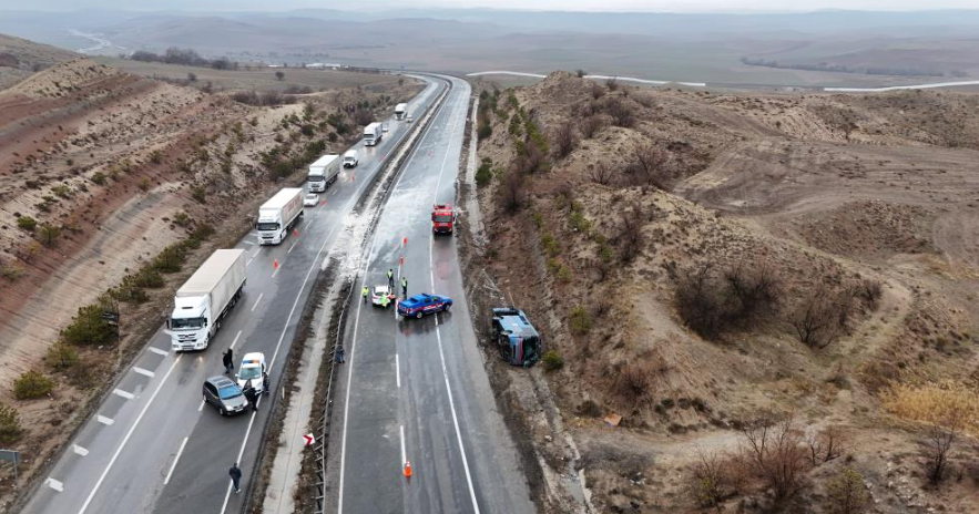 Kırıkkale’de Cezaevi Ring Aracı Devrildi 7’Si Jandarma, 9 Kişi Yaralandı! (3)
