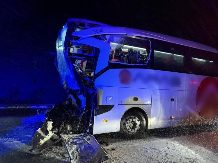 Sivas’ta Feci Kaza! Tır Otobüse Çarptı 1’I Ağır 13 Yaralı (2)