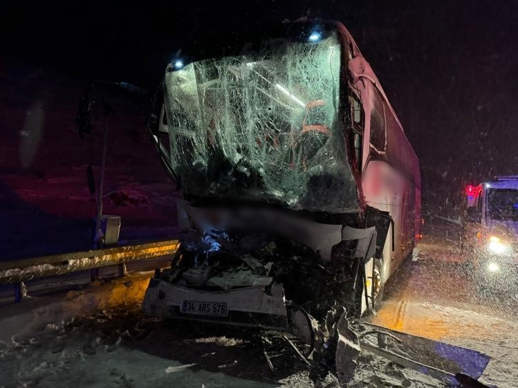Sivas’ta Feci Kaza! Tır Otobüse Çarptı 1’I Ağır 13 Yaralı (3)