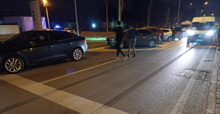 Bursa’da Karşıya Geçmeye Çalışan Yayalara Araç Çarptı 1’I Ağır, 2 Yaralı (2)