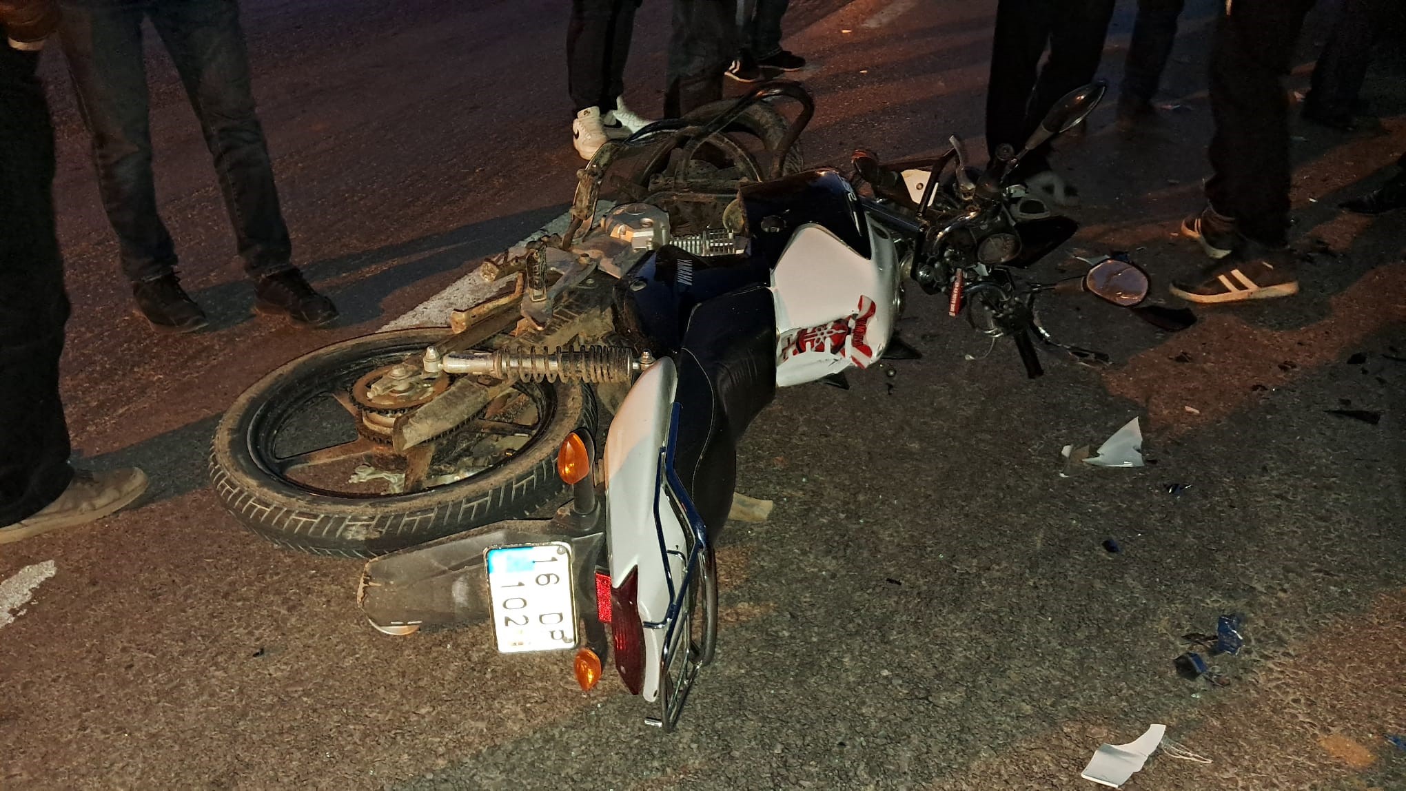Bursa’da Motosiklet Otomobile Çarptı 3 Kişi Yaralandı (1)