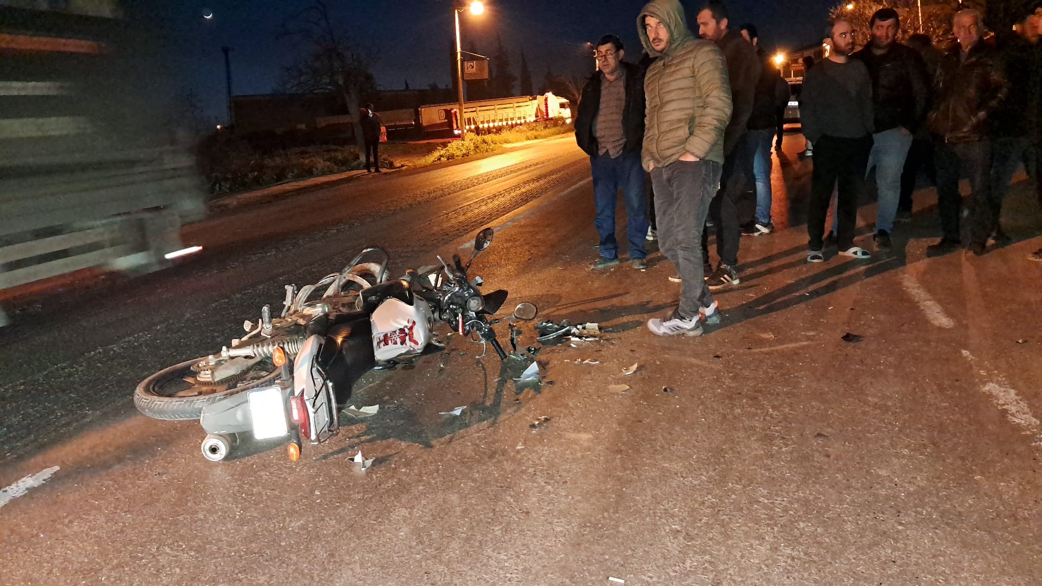 Bursa’da Motosiklet Otomobile Çarptı 3 Kişi Yaralandı