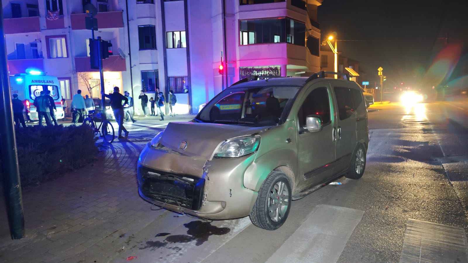 İnegöl’de Kavşakta Korkutan Kaza 3 Kişi Yaralandı! (3)