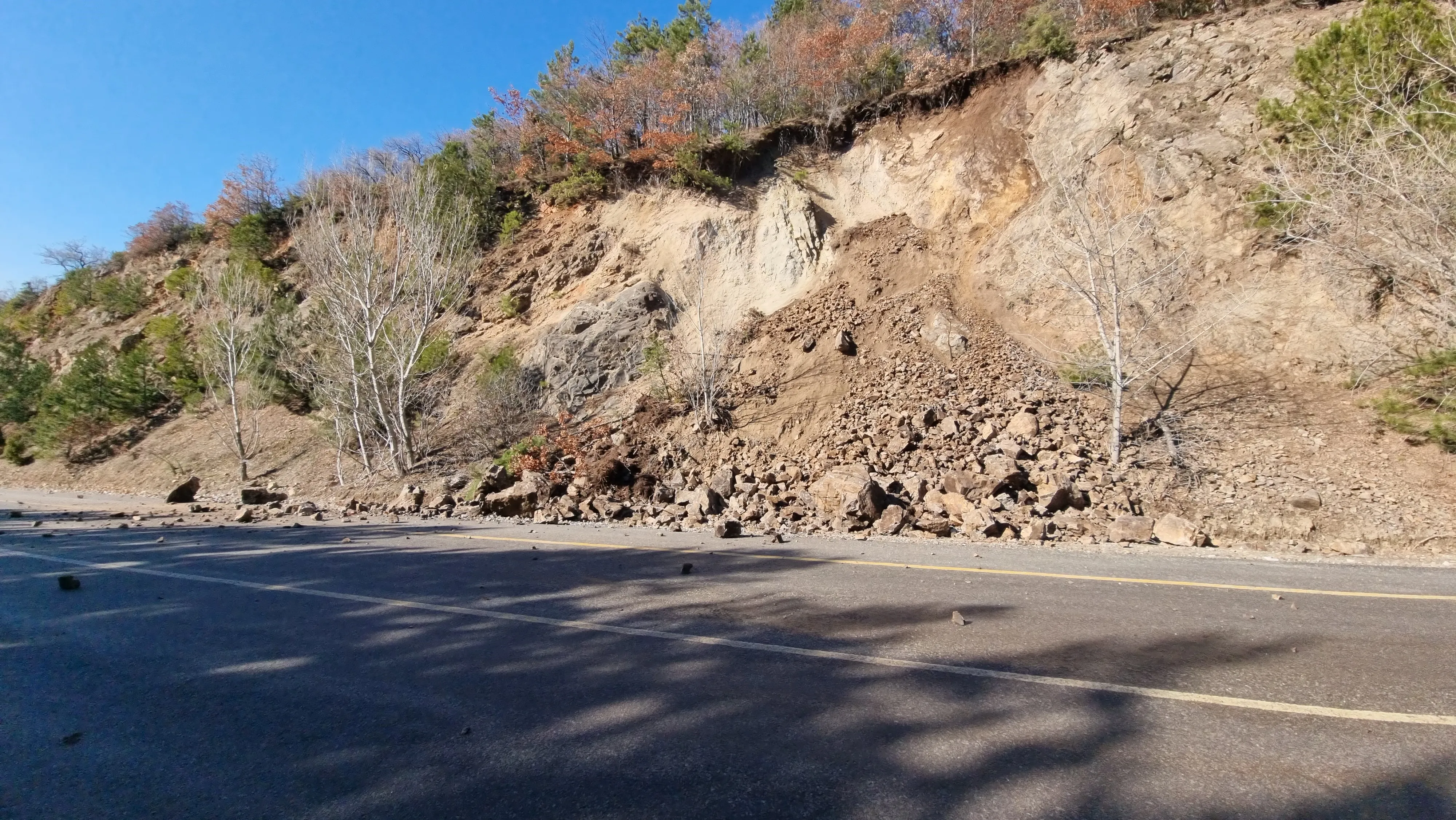 İnegöl'de O Yoldan Geçenler Dikkat! Heyelan Tehlikesi Var! (5)