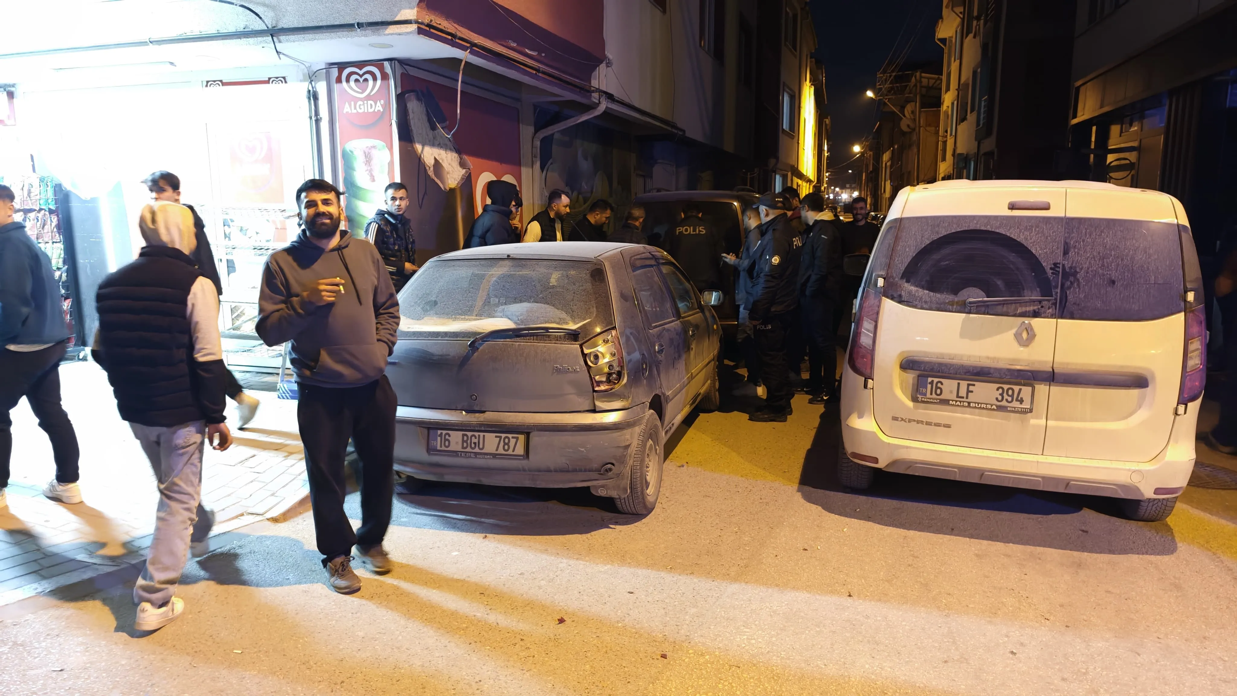 İnegöl’de Polisten Kaçan Araç 3 Araca Çarpıp Kayboldu! (2)