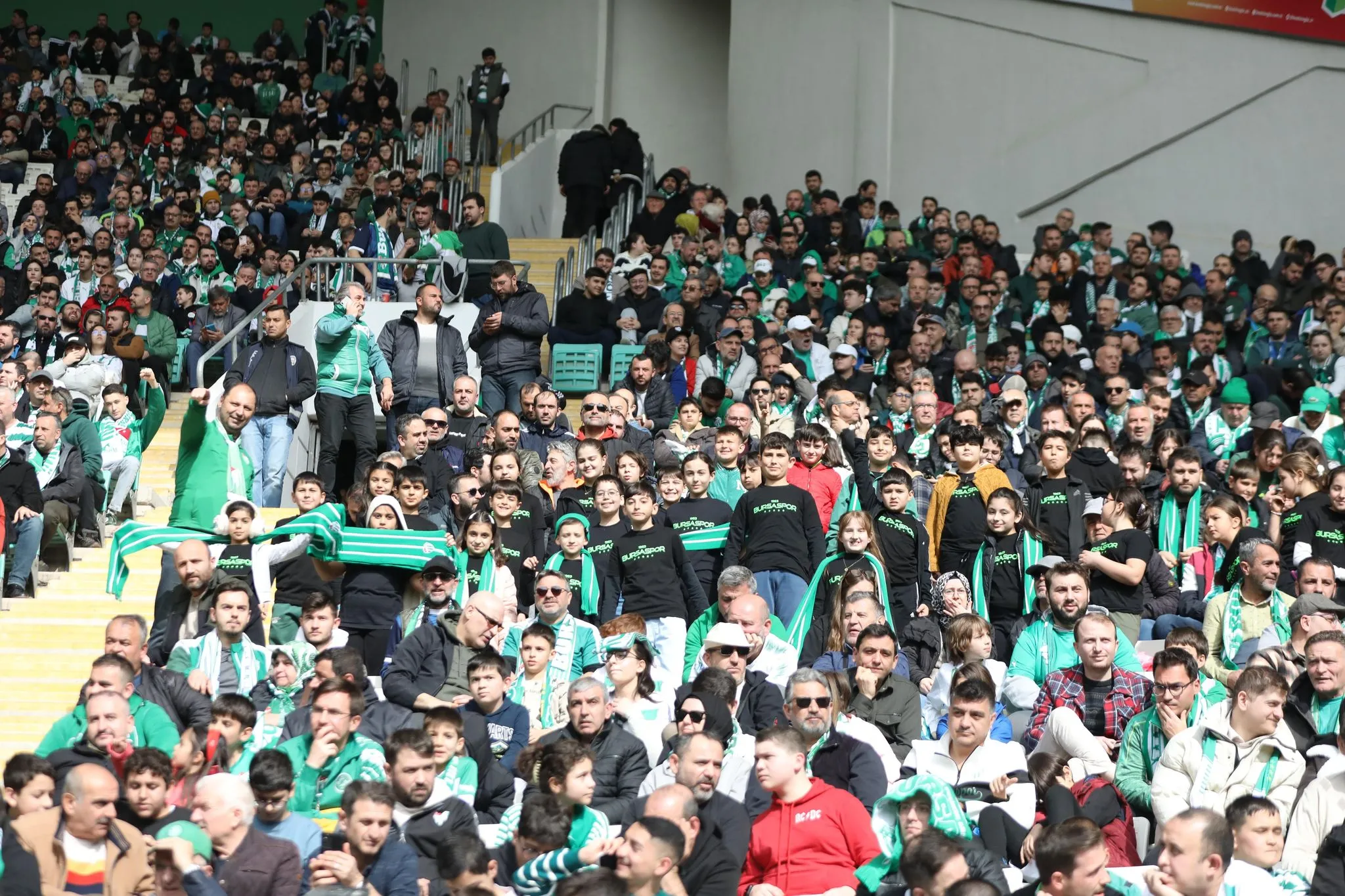 İnegöllü Minik Timsahlar Tribünde! (4)