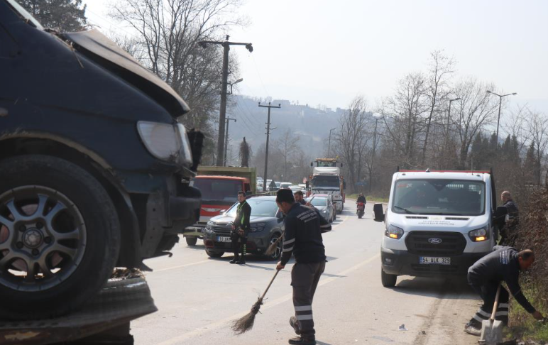 Minibüsle Çarpışan Otomobilin Motoru 10 Metre Savruldu 5’I Çocuk 10 Yaralı (4)