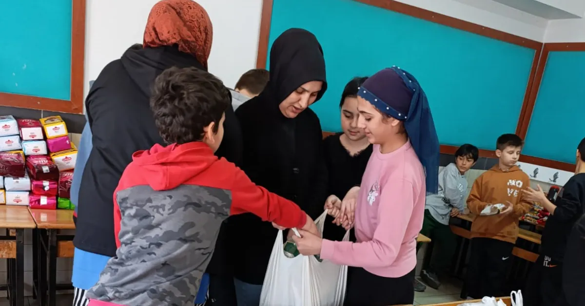 Müşerref Muzaffer Samda İlkokulu’ndan Ramazan Kolisi Yardımı (4)