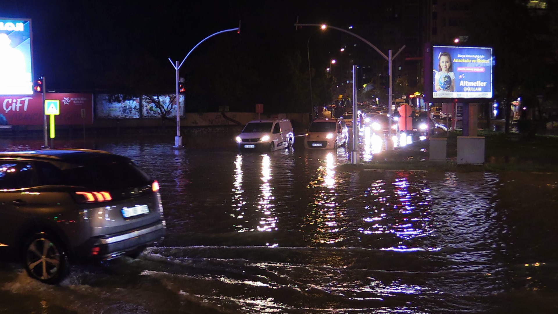 Adana’da Sağanak Etkili Oldu Cadde Ve Sokaklar Suyla Doldu (5)