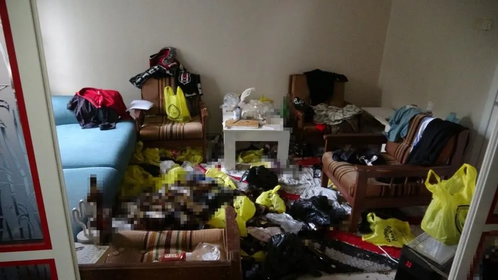 Annesinin Cesediyle 2 Hafta Yaşadı! (2)
