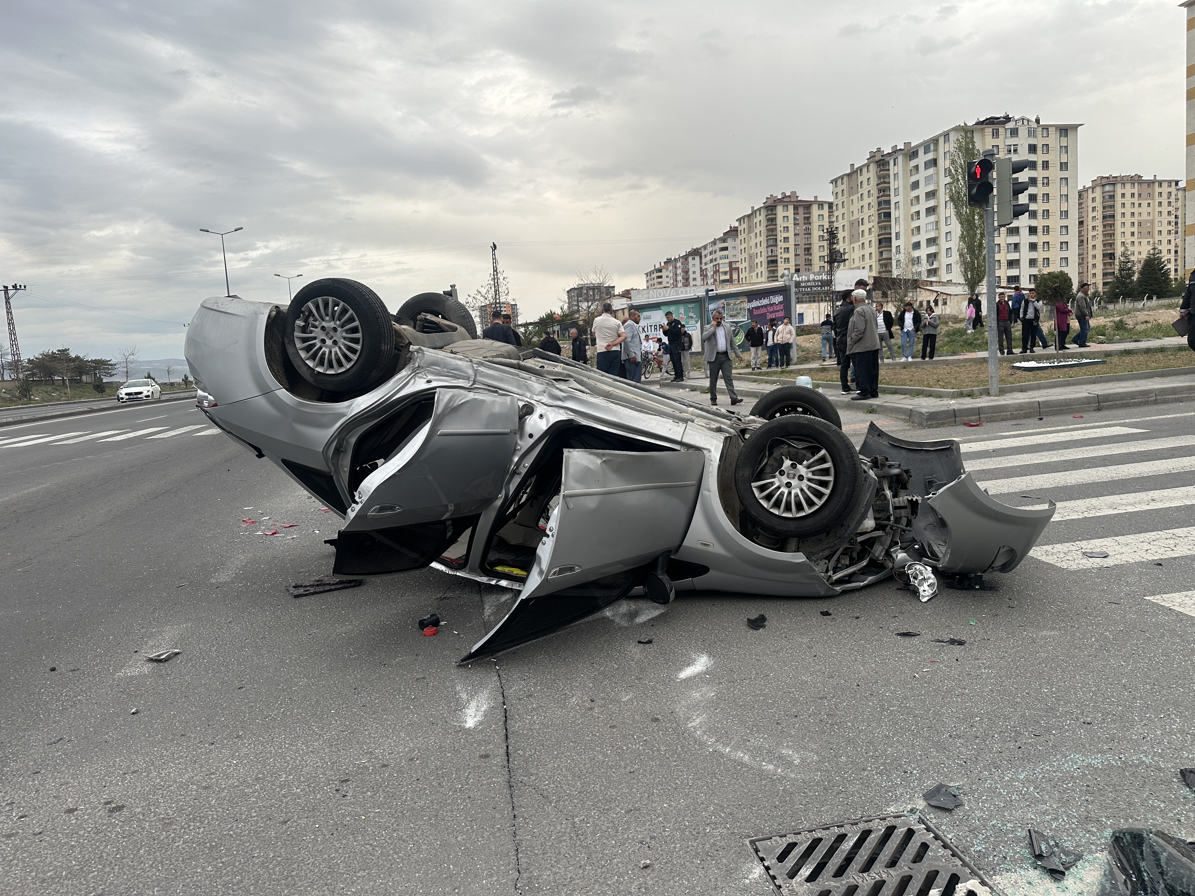 Belediye Otobüsü Ile Otomobil Çarpıştı 9 Yaralı (1)