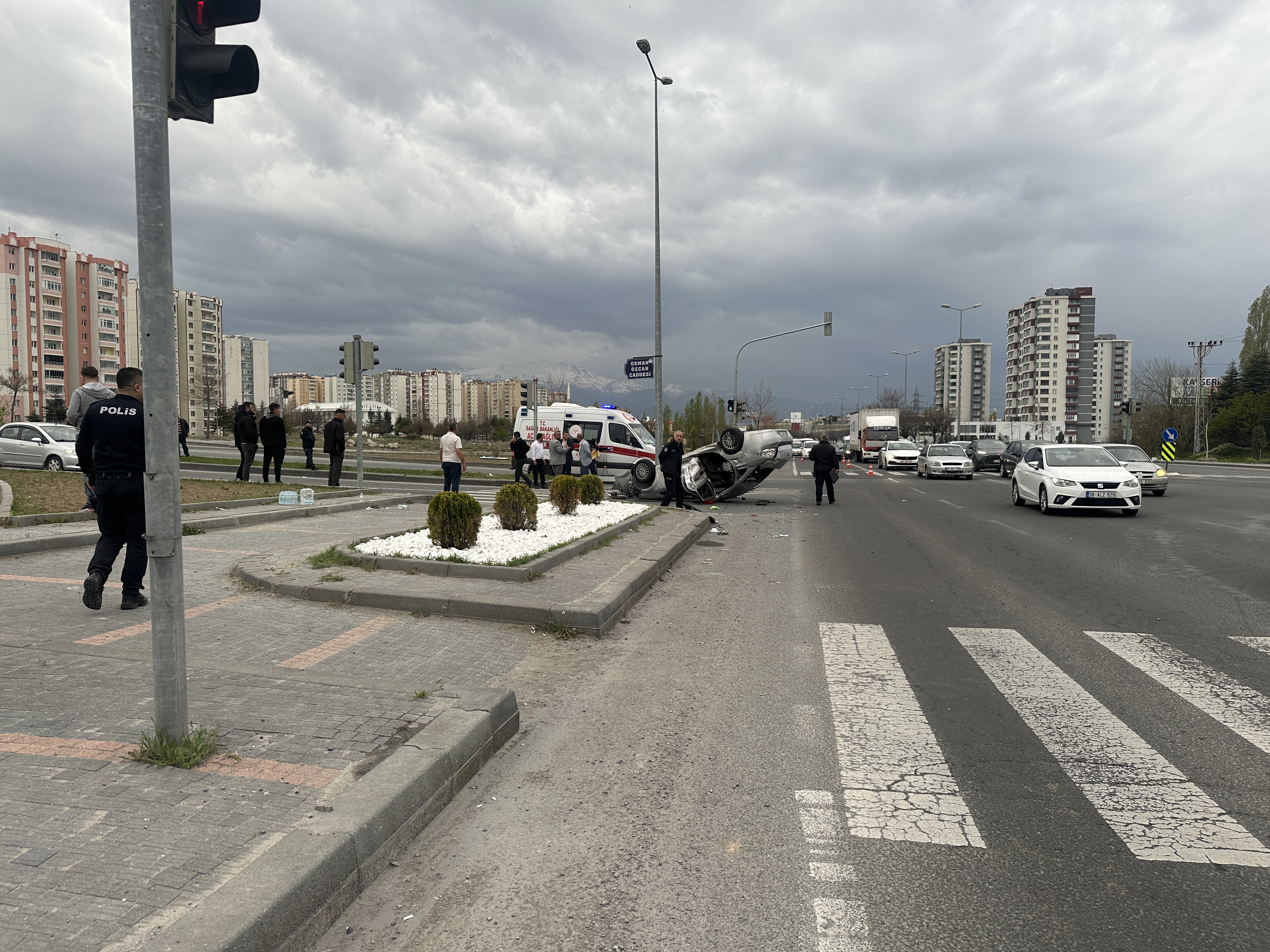 Belediye Otobüsü Ile Otomobil Çarpıştı 9 Yaralı (4)