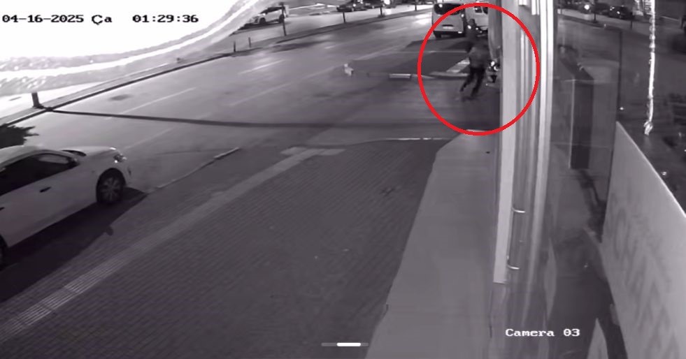 Bursa'da Bekçiye Bıçaklı Saldırı Kamerada Gencgazete (3)