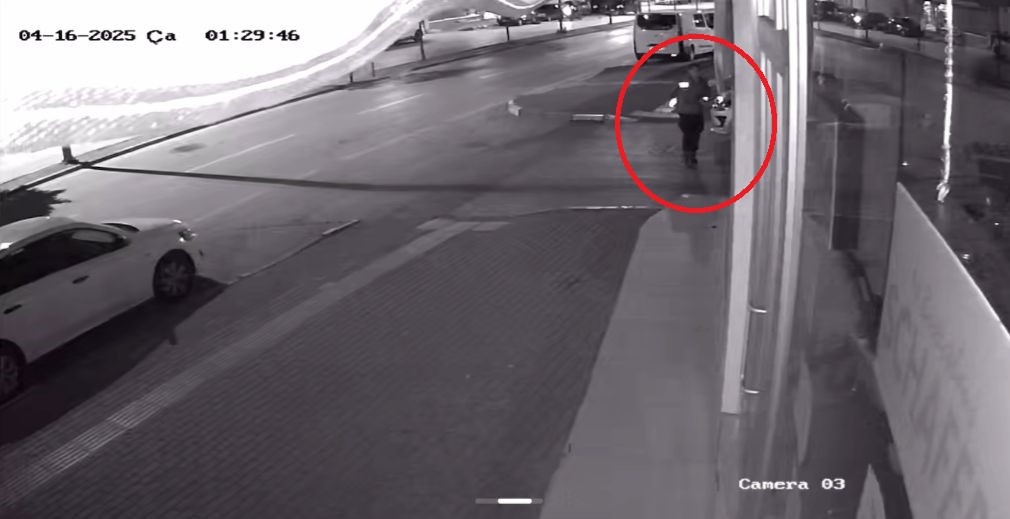 Bursa'da Bekçiye Bıçaklı Saldırı Kamerada Gencgazete (4)