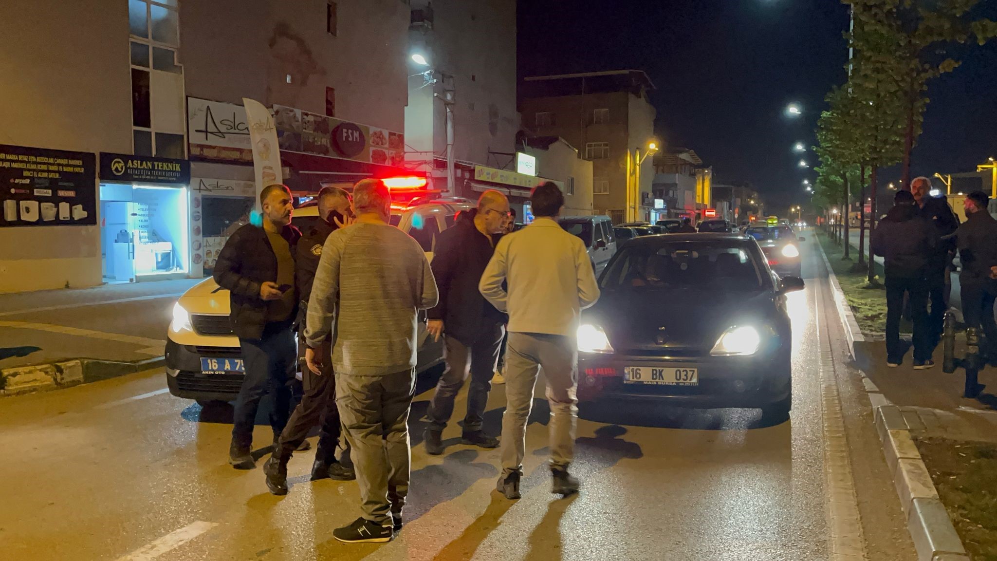 Bursa'da Bekçiye Bıçaklı Saldırı Kamerada Gencgazete (6)