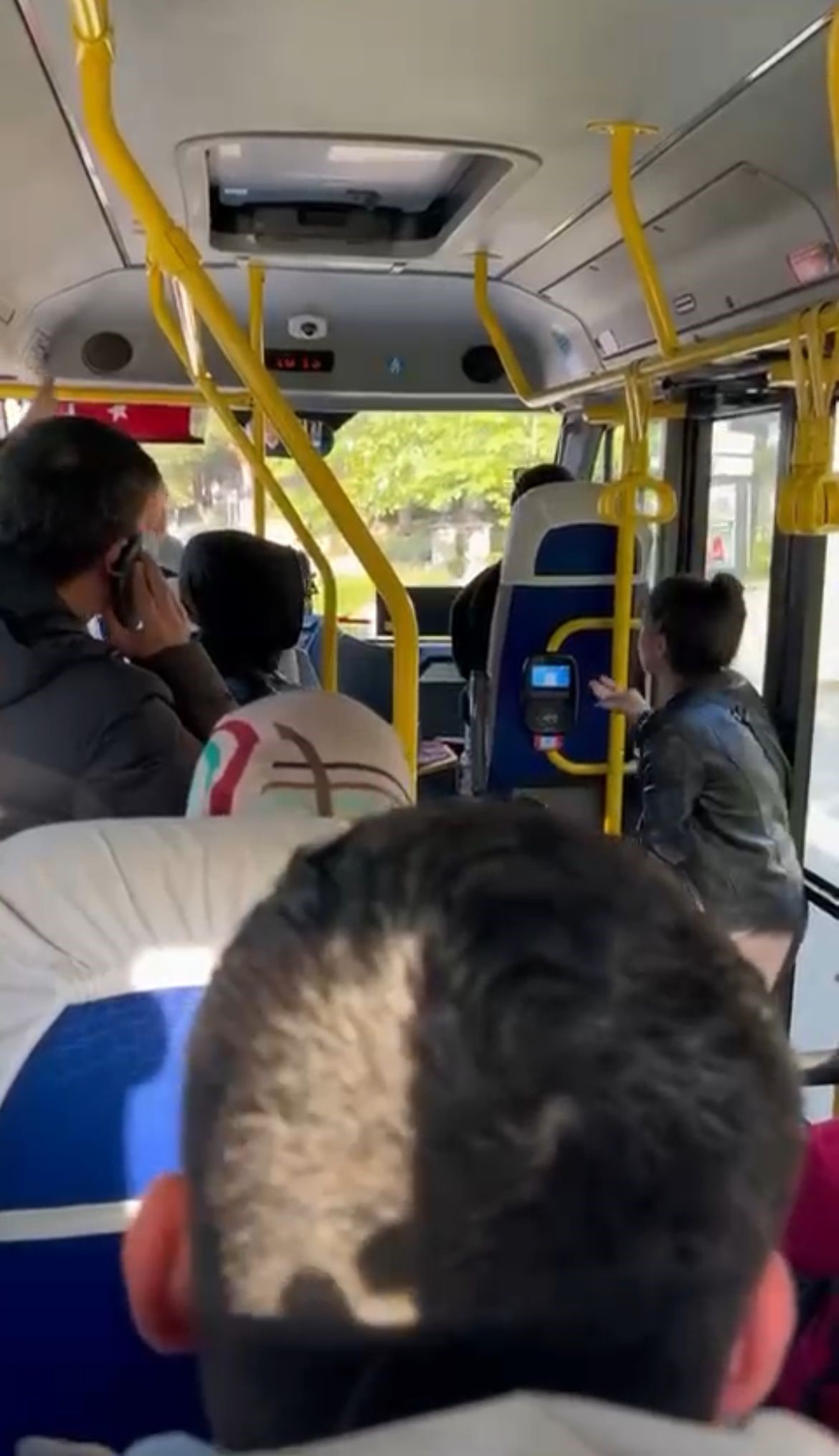 Dolmuş Şoförünün Yolcu Seçmesi Minibüste Tartışmaya Yol Açtı (1)