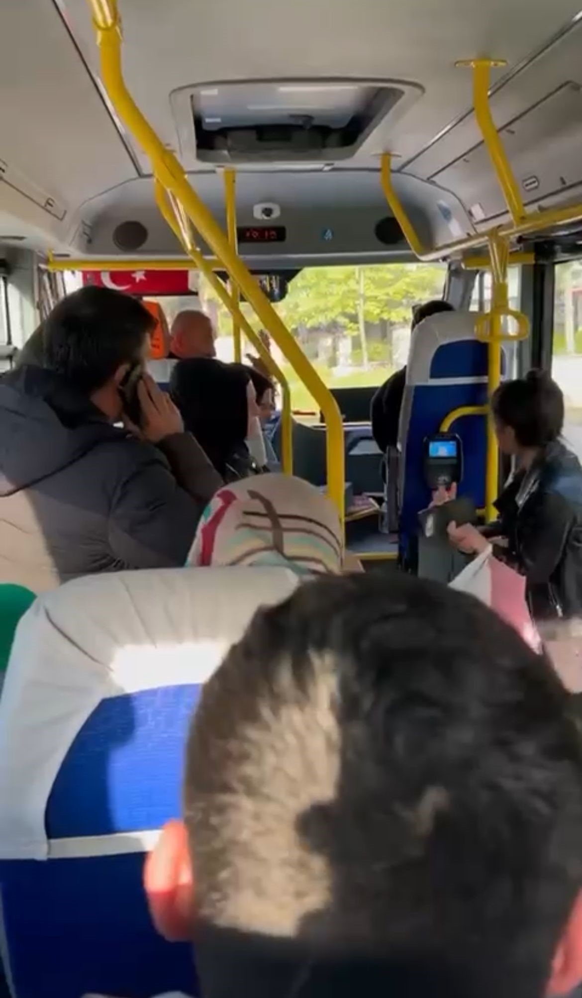 Dolmuş Şoförünün Yolcu Seçmesi Minibüste Tartışmaya Yol Açtı (2)