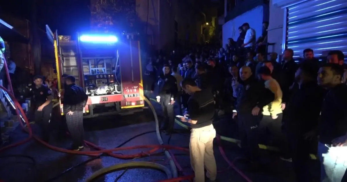 Genç Gazete Bursa’da 2 Katlı Evden Çıkan Yangın, Bitişiğindeki 2 Eve Daha Sıçradı