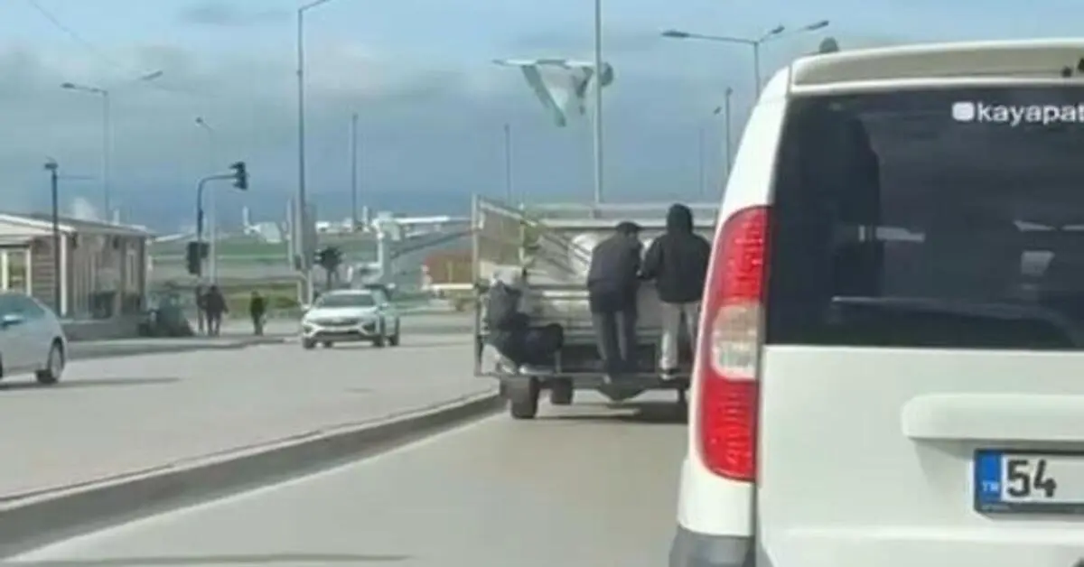 Genç Gazete Bursa'da 3 Genç Kamyonetin Arkasına Tutunarak Seyahat Ettiler 1