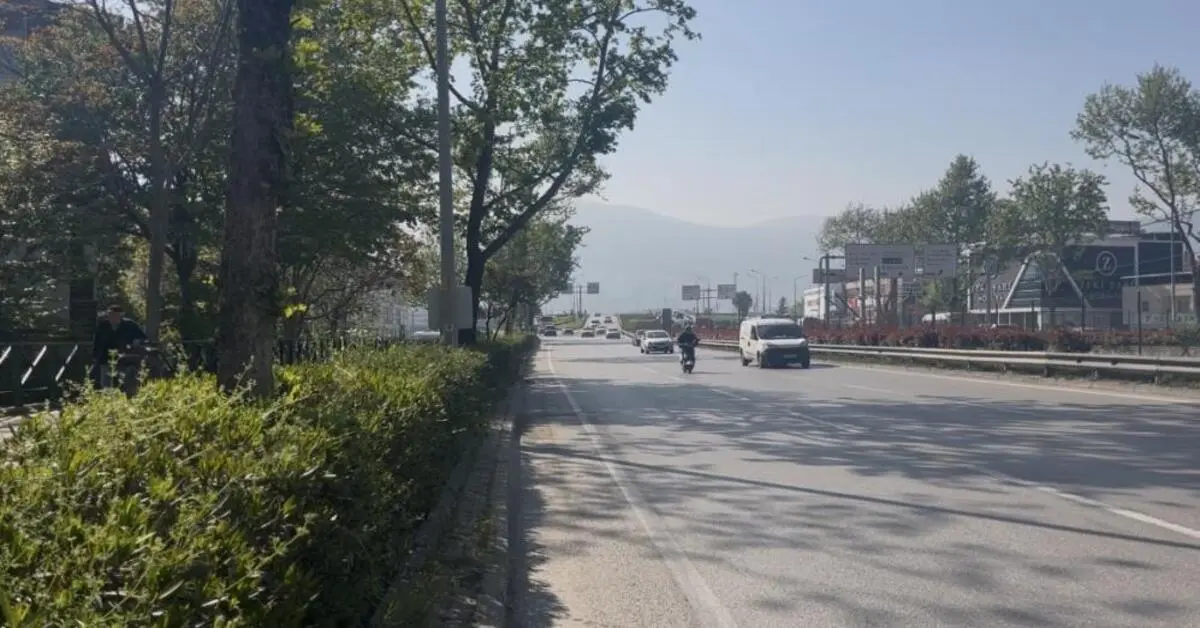Genç Gazete Bursa'da Aydınlatma Direğine Çarpan Motosiklet Sürücüsü Hayatını Kaybetti 1