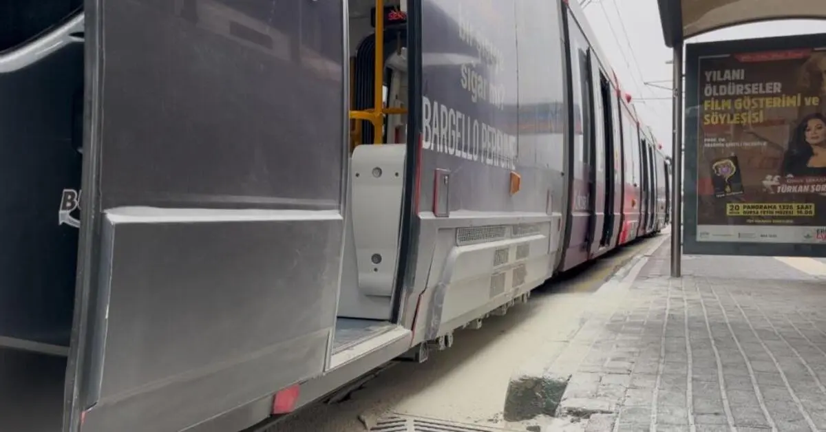 Genç Gazete Bursa'da Seyir Halindeki Tramvayda Yangın Çıktı, Yolcular Tahliye Edildi 3