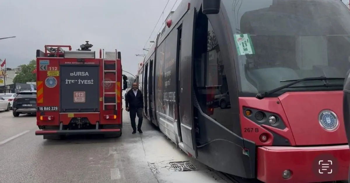 Genç Gazete Bursa'da Seyir Halindeki Tramvayda Yangın Çıktı, Yolcular Tahliye Edildi 7