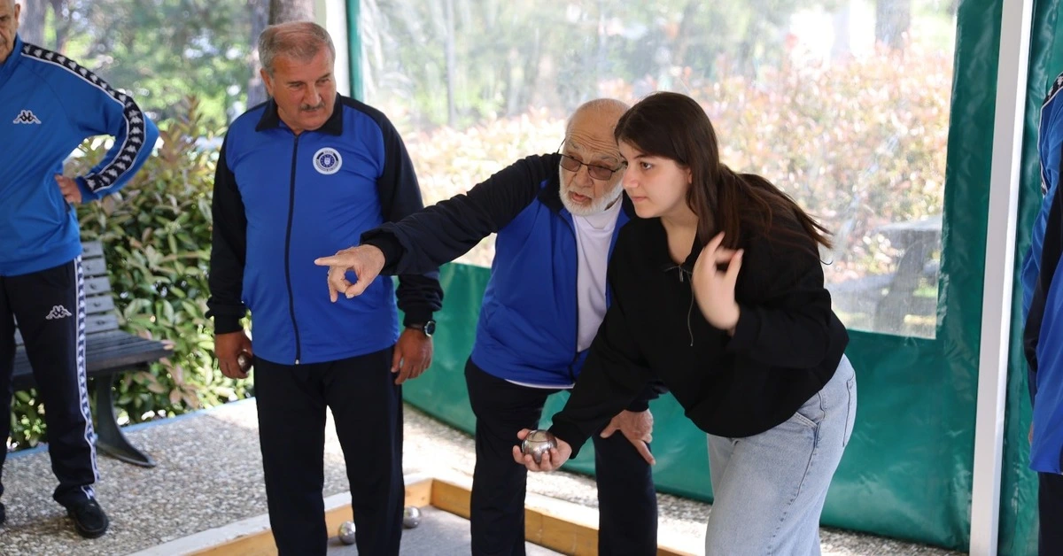 Genç Gazete Bursa’da Sporun Yaşı Yok Kuşaklararası Bocce Etkinliği 1
