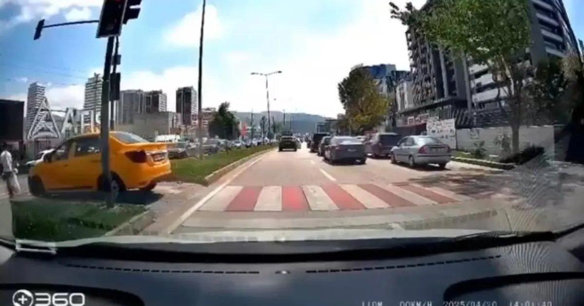 Genç Gazete Bursa'da Yolu Uzatmak İstemeyen Taksi, Yaya Geçidini Kullandı 1
