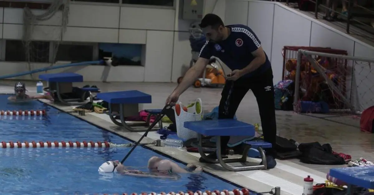 Genç Gazete Bursa'lı Milli Yüzücü, Dişiyle Altın Madalya Kazandı 2