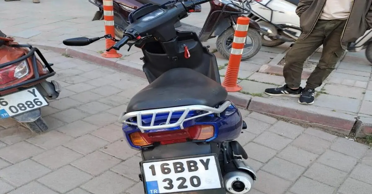 Genç Gazete İnegöl’de Kontrolden Çıkan Motosiklet, Önündeki Araca Çarptı 2