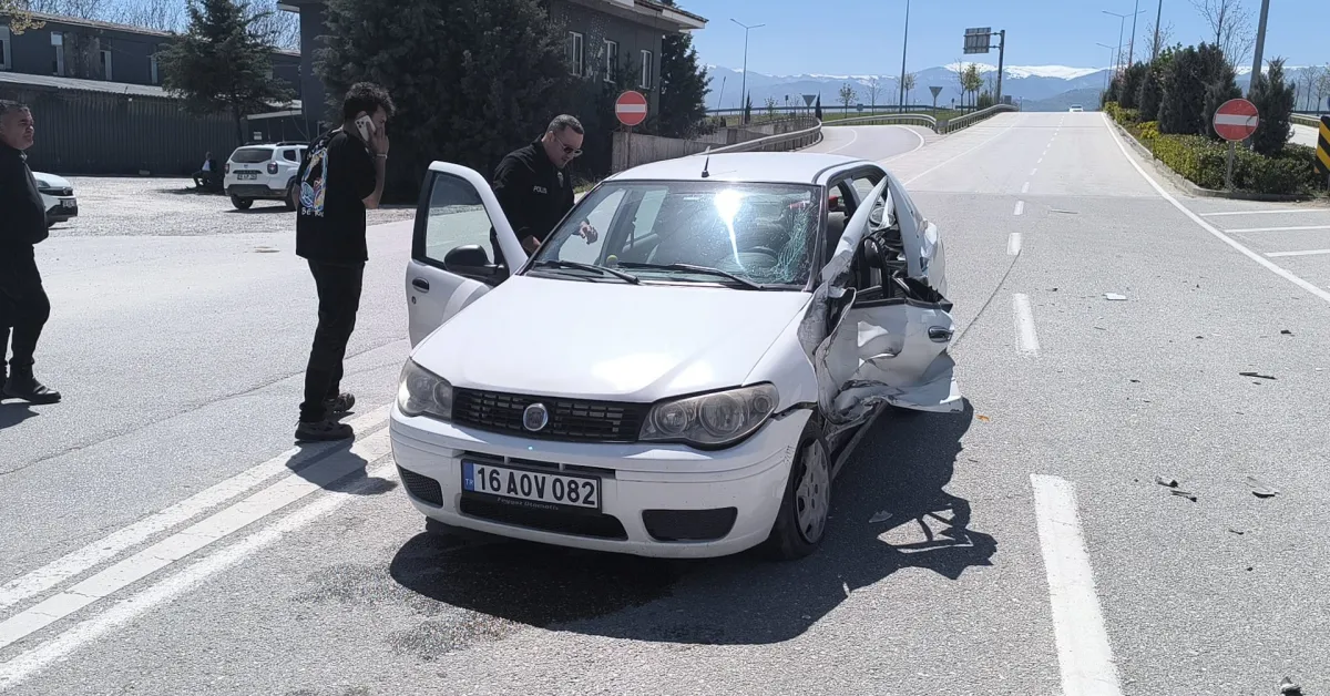 İnegöl Akhisar Mahallesi’nde Kamyon Otomobile Çarptı 3 Kişi Hafif Yaralandı (2)