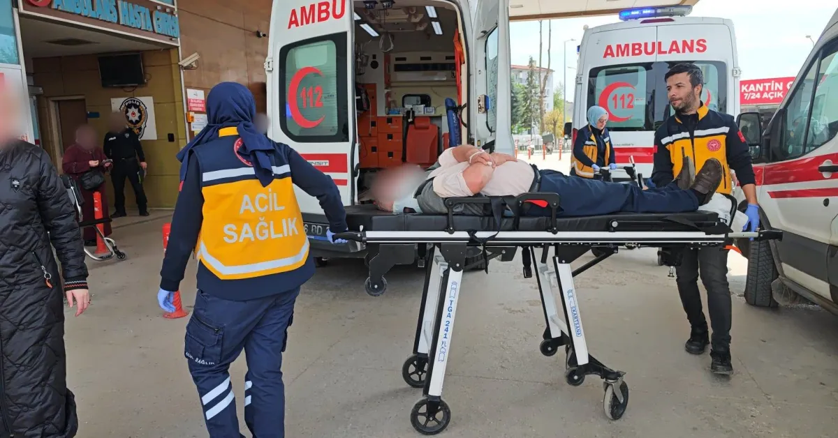 İnegöl Alanyurt Yolunda Kamyonet Ile Otomobil Çarpıştı 4 Kişi Yaralandı (2)