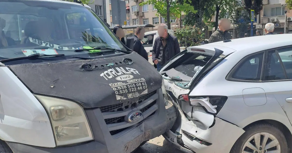 İnegöl Alanyurt Yolunda Kamyonet Ile Otomobil Çarpıştı 4 Kişi Yaralandı (3)