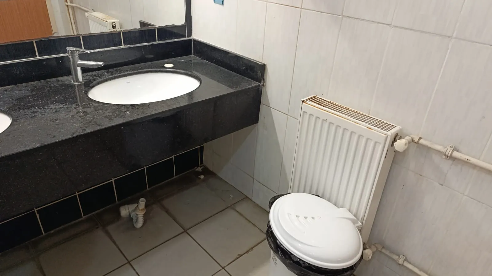 İnegöl Devlet Hastanesi’nde Lavabolar Bakımsızlıktan Dökülüyor.. (2)
