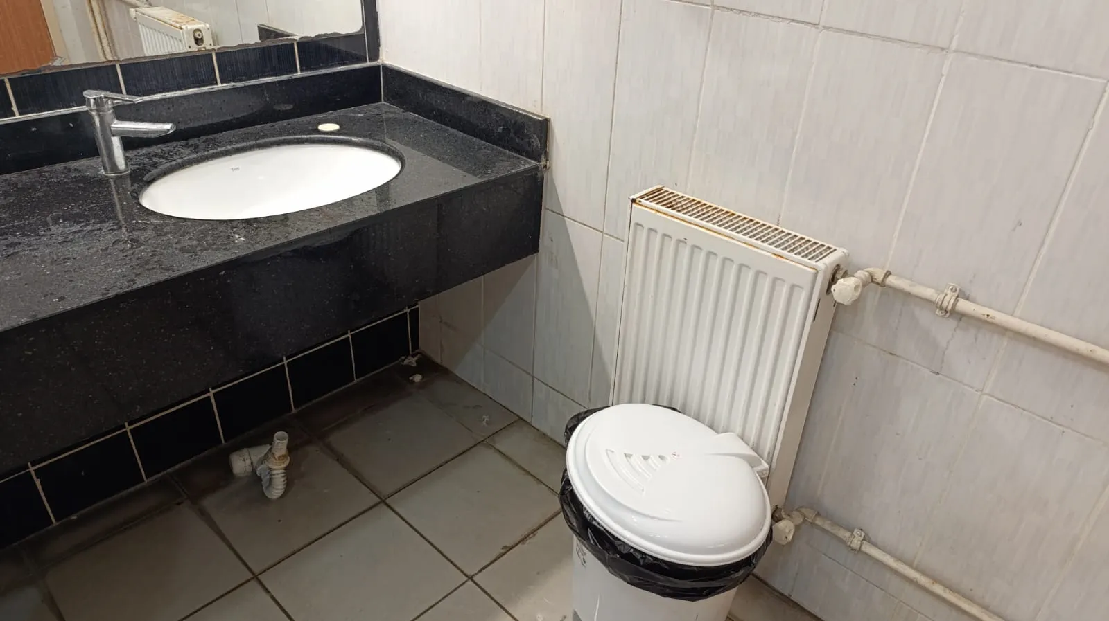 İnegöl Devlet Hastanesi’nde Lavabolar Bakımsızlıktan Dökülüyor.. (3)
