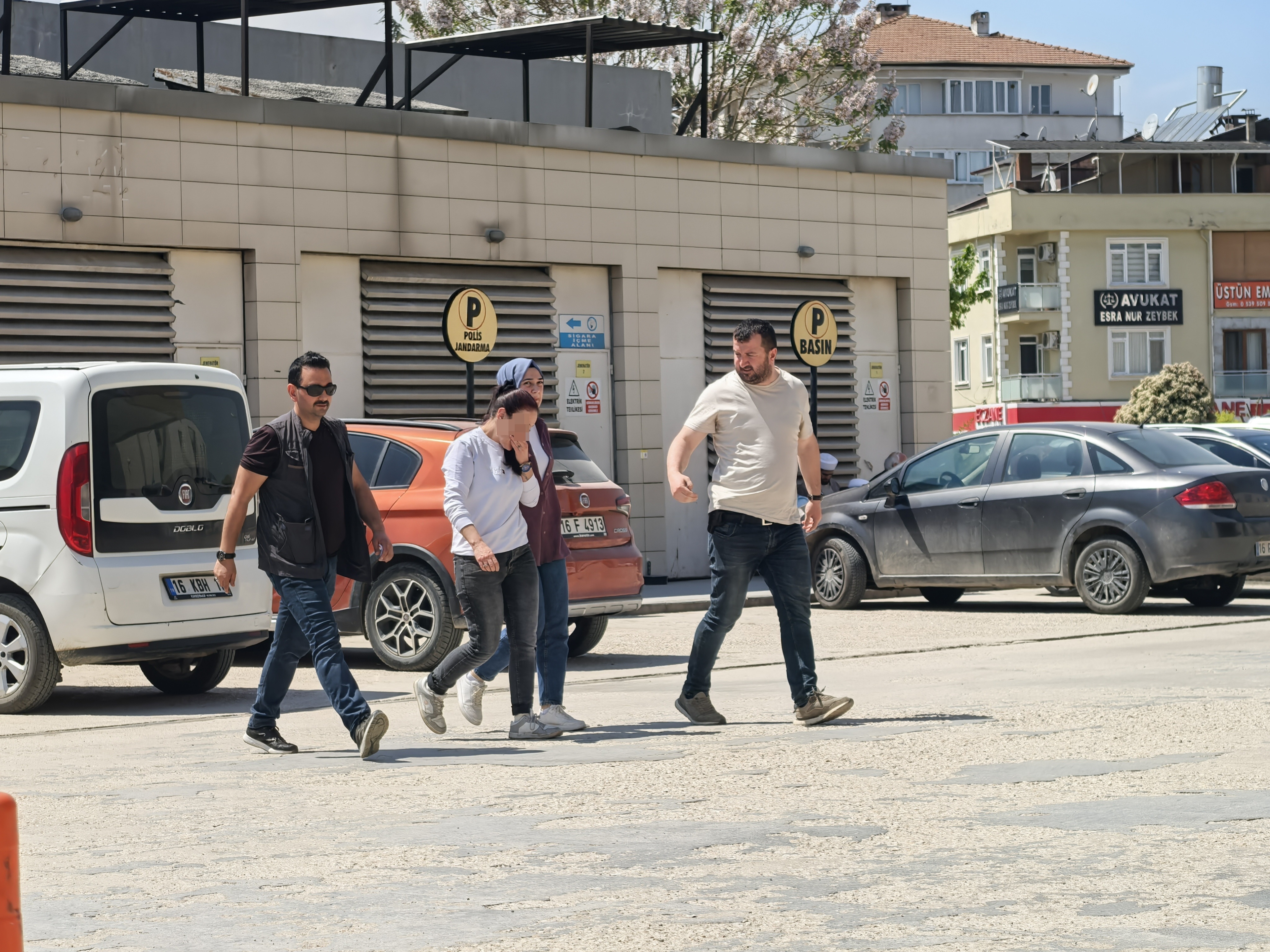 İnegöl'de 21 Yıl Hapisle Aranan Firari Kadın Ormanda Yakalandı (3)