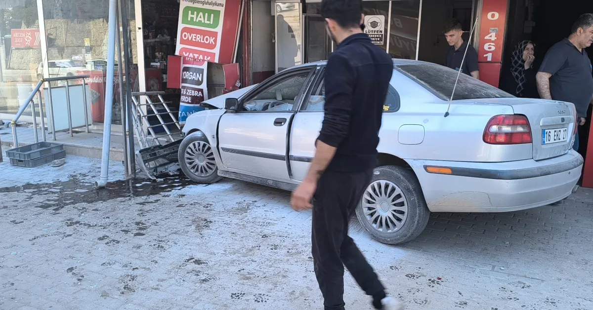 İnegöl’de Direksiyon Hakimiyetini Kaybeden Sürücü Dükkana Daldı 1 Ağır Yaralı (2)