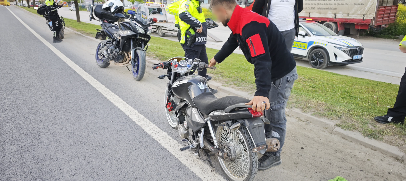 İnegöl’de “Dur” İhtarına Uymayan Motosikletli Kaza Yaptı (1)