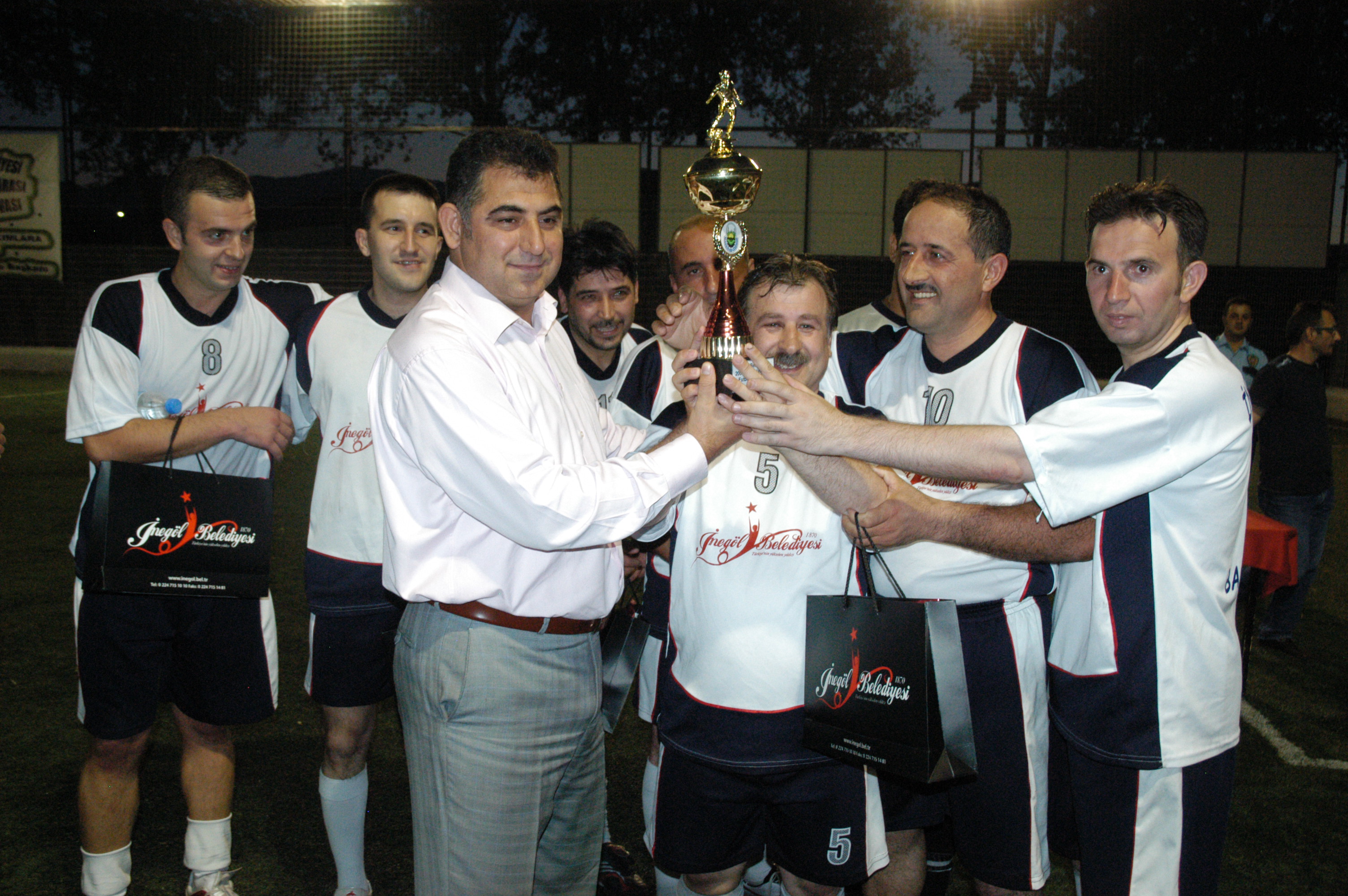 İnegöl’de Kurumlar Arası Halı Saha Turnuvası Sona Erdi 2007 Arsiv Haber (7)